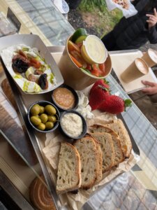 עגלה בשדה עגלת קפה שדה אפרים תמונה של מגש עם לחם וירקות