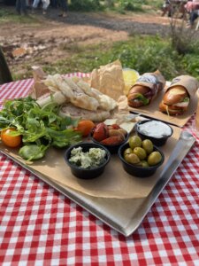 עגלה בשדה עגלת קפה שדה אפרים תמונה של מגש עם ירקות