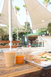 ברלה עגלת קפה בבית ברל תמונה של מגש עם כריכים ושתיה