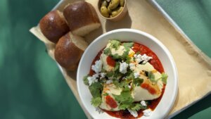 הקרון של אייל גמשיד כפר יהושוע עגלת קפה תמונה של סלט