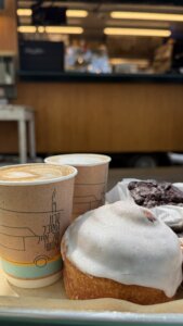 הקרון של אייל גמשיד כפר יהושוע עגלת קפה תמונה של כוסות קפה ומאפה