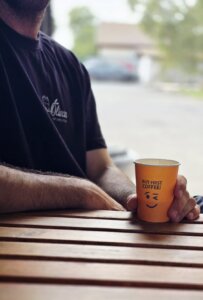 אוליבאן עגלת קפה כפר אחים תמונה של מישהו עם כוס שתיה
