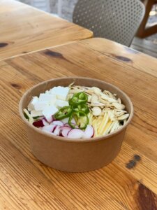 האוטובוס עגלת קפה אורנית תמונה של קערת סלט