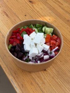 האוטובוס עגלת קפה אורנית תמונה של קערת סלט עם גבינה