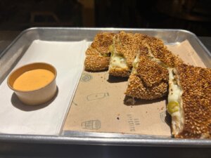 האוטובוס עגלת קפה אורנית תמונה של בייגל טוסט עם רוטב