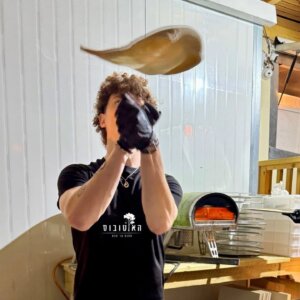 האוטובוס עגלת קפה אורנית תמונה של אדם עם כפפות
